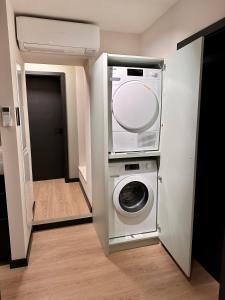 uma lavandaria com máquina de lavar e secar roupa em Better Living em Obertshausen
