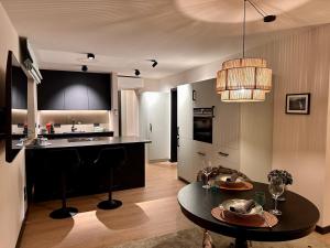 uma cozinha e sala de estar com uma mesa num quarto em Better Living em Obertshausen