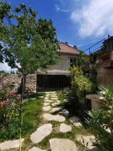 Zdjęcie z galerii obiektu Maison au pied des collines du Luberon à Lourmarin hameau des Lointes Bastides w mieście Lourmarin