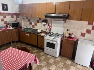 een keuken met een wit fornuis en een koelkast bij L'altro PAGLIUCO - Casa in Campagna in Sulmona