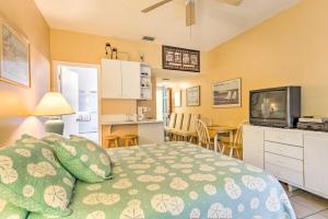 ein Schlafzimmer mit einem Bett und einem TV sowie eine Küche in der Unterkunft Ft Lauderdale Area Condo - Walk to Beach and Shops! in Fort Lauderdale