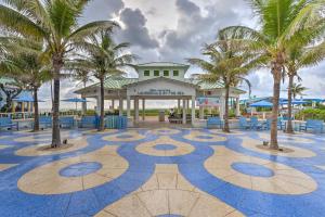 ein Resort mit Palmen und einem Gebäude in der Unterkunft Ft Lauderdale Area Condo - Walk to Beach and Shops! in Fort Lauderdale