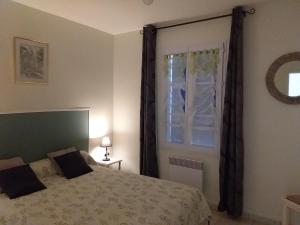 ラ・コティニエールにあるiledoの大きなベッドと窓のある寝室