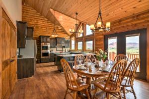 cocina y comedor con mesa y sillas en Dreamy Kanab Cabin with Hot Tub and Panoramic Views!, en Kanab