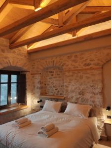 Un pat sau paturi într-o cameră la Casagli Luxury Suites