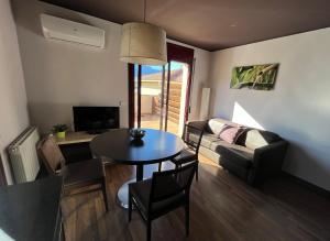 Televízia a/alebo spoločenská miestnosť v ubytovaní Can Morera Apartaments a Les Preses