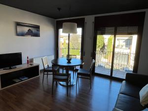 Televízia a/alebo spoločenská miestnosť v ubytovaní Can Morera Apartaments a Les Preses