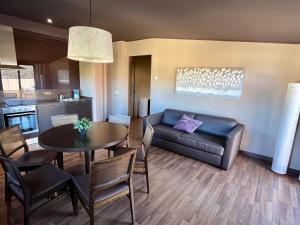 een woonkamer met een bank en een tafel bij Can Morera Apartaments a Les Preses in Les Preses