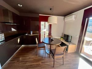 Kuchyňa alebo kuchynka v ubytovaní Can Morera Apartaments a Les Preses