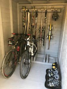 una bicicleta estacionada en una habitación con equipo de esquí en Cairnhill Lodge - Award-Winning Luxury Highland Retreat, en Blairgowrie