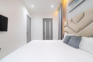 Kama o mga kama sa kuwarto sa Exclusive Upscale 1 Bedroom Apartment in Lekki phase 1
