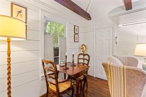 une salle à manger avec une table et des chaises dans l'établissement Gull Guest Cottage - 757 Ocean Blvd, à Saint Simons