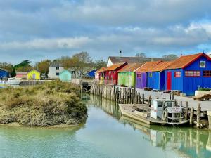 ラ・コティニエールにあるiledoの水の隣の色鮮やかな建物群