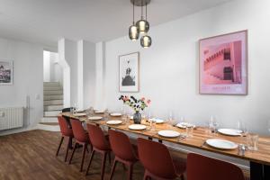 a long dining room with a long table and chairs at Sonnig und Helle Wohnung Alexanderplatz in 15min zu erreichen, sehr schön und groß für Gruppen geeignet in Berlin
