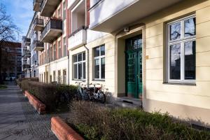 a building with bikes parked outside of it at Sonnig & Helle Wohnung Alexanderplatz in 15min zu erreichen, Herthastraße sehr schön und groß für Gruppen geeignet in Berlin