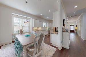 Kuchyň nebo kuchyňský kout v ubytování Island Time - 659 Cummings Ln