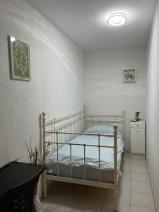 een slaapkamer met een bed in een kamer bij Schöne große Ferienwohnung im Mittelrheintal nahe Loreley in Bornich