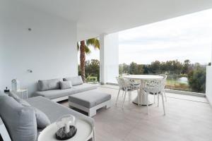 Posedenie v ubytovaní NOBBLE apartment Atalaya Hills