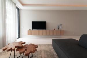 Televízia a/alebo spoločenská miestnosť v ubytovaní NOBBLE apartment Atalaya Hills