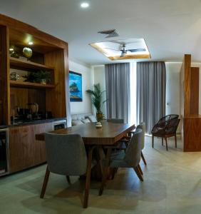 ein Esszimmer mit einem Holztisch und Stühlen in der Unterkunft Casa Maria Boutique Hotel in San Carlos