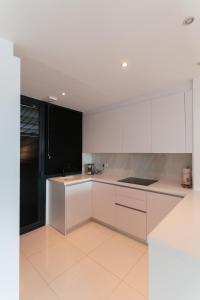 Kuchyňa alebo kuchynka v ubytovaní NOBBLE apartment Atalaya Hills