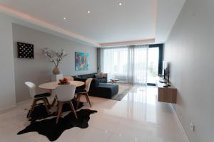Televízia a/alebo spoločenská miestnosť v ubytovaní NOBBLE apartment Atalaya Hills