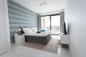 Posteľ alebo postele v izbe v ubytovaní NOBBLE apartment Atalaya Hills
