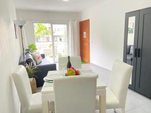 ein Esszimmer mit einem weißen Tisch und weißen Stühlen in der Unterkunft hotel DUCASSI Sol Cariba Punta Cana in Punta Cana