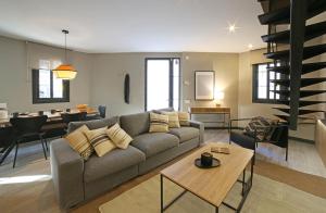 sala de estar con sofá y comedor en Fridays Flats Onix House, en Barcelona