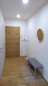 Zimmer mit einer Tür, einer Bank und einem Spiegel in der Unterkunft Wohnen im schönsten Viertel Wiens in Wien
