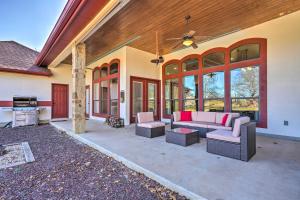 una casa con patio con sofá y sillas en Spacious La Vernia Home, 30 Mi to San Antonio, en La Vernia