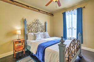 1 dormitorio con 1 cama y ventana con ventilador en Spacious La Vernia Home, 30 Mi to San Antonio, en La Vernia