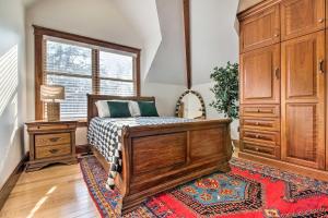 ein Schlafzimmer mit einem Bett, einer Kommode und einem Fenster in der Unterkunft Historic Guest House on Castle Kimble Estate! in Manhattan