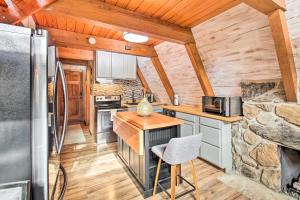 Kuchyň nebo kuchyňský kout v ubytování Lake Hamilton Cabin Boating Getaway!
