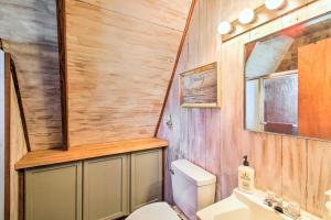 Koupelna v ubytování Lake Hamilton Cabin Boating Getaway! + 28 fotografií