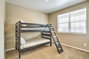 Ce lit superposé se trouve dans un dortoir avec une échelle. dans l'établissement Spacious Aurora House with Yard about 10 Mi to DIA!, à Aurora