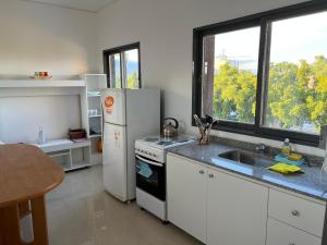 cocina con nevera blanca y fregadero en Plaza Independencia 2023 en Mendoza