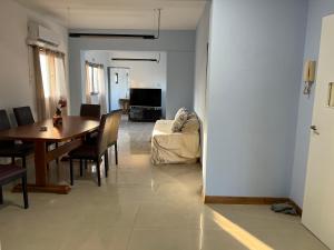 a dining room and living room with a table and chairs at Plaza Independencia in Mendoza
