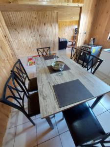 una mesa de madera y sillas en una habitación en Cabaña Loft Curaco de Vélez en Curaco