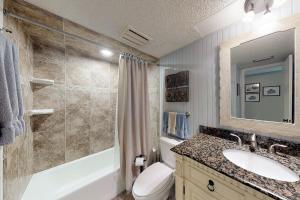 Koupelna v ubytování North Breakers - Unit 202, Wood Ave + 10 fotografií