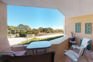 Posezení v ubytování North Breakers - Unit 202, Wood Ave