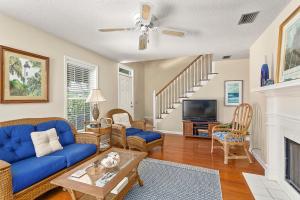 ein Wohnzimmer mit einer blauen Couch und einem Kamin in der Unterkunft Coastal Cottage - 111 Mews Circle in King City