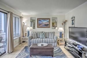 Una sala de estar con un sofá y un televisor de pantalla plana. en Cozy Myrtle Beach Escape with Resort Amenities!, en Myrtle Beach