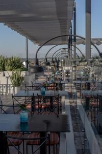 une rangée de tables et de chaises sur un toit dans l'établissement Casa 1810 Hotel Boutique, à San Miguel de Allende