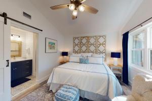 ein Schlafzimmer mit einem Bett und einem Deckenventilator in der Unterkunft Harbour Oaks, Unit 214 in Demere Park + 17 Fotos