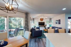 ein Wohnzimmer mit Sofa und Tisch in der Unterkunft Harbour Oaks, Unit 214 in Demere Park