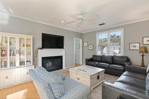 ein Wohnzimmer mit Couch und Kamin in der Unterkunft Beachcomber, Unit 302 in Demere Park