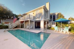 Bazén v ubytování Blue Star Bungalow - 4310 Fourteenth Street nebo v jeho okolí