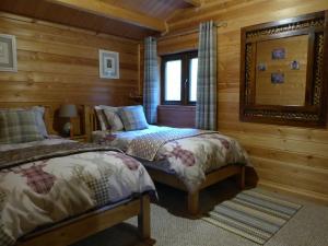 Ένα ή περισσότερα κρεβάτια σε δωμάτιο στο Cairnhill Lodge - Award-Winning Luxury Highland Retreat +25 φωτογραφίες