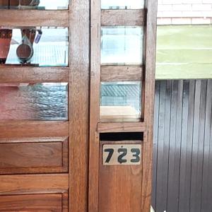 una puerta de madera con un cartel en Departamento en ciudad de.Mendoza en Mendoza